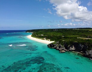 Obraz premium Turquoise waters meet white sand beach