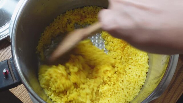 ターメリックライスを圧力鍋で炊く・ターメリックライスを木べらで混ぜる