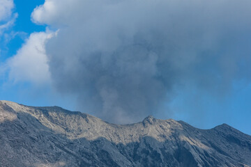 湯之平展望所から見る噴煙を上げる昭和火口