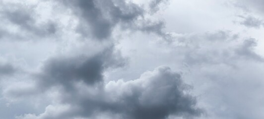 Obraz premium Cloudy skies make the sky look dark.