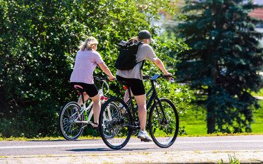 Obraz premium Cyclists ride on the bike path in the city Park 