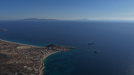 Vue Aérienne d'une Île Méditerranéenne avec Plage et Mer Turquoise