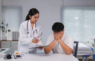 Obraz premium Female doctor comforting desperate patient in hospital room