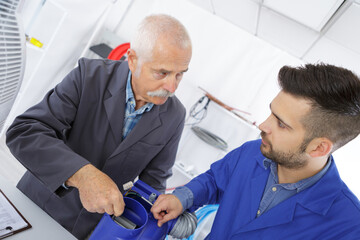 Obraz premium senior worker with student in the garage