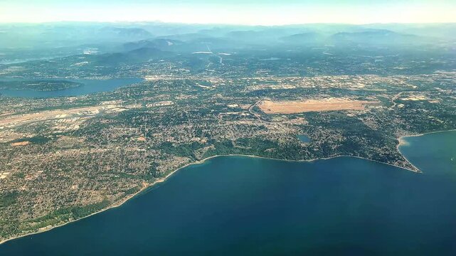 シアトル・タコマ国際空港の上空からの眺め、ワシントン州、2025年8月下旬撮影