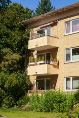 Modernes Wohngebäude im Grünen, Mehrfamilienhaus, Harburg, Hamburg, Deutschland