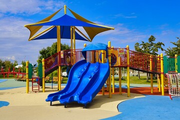 公園の遊具、滑り台2