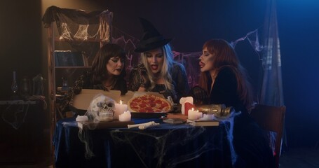Obraz premium Halloween Witches with Pizza and Skulls