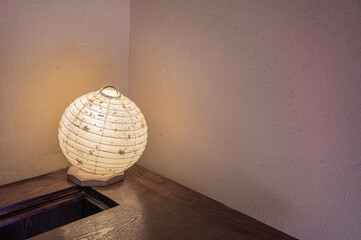 和風のランプに照らされた部屋
