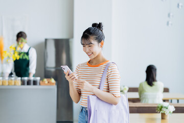 カフェの来店する若い女性
