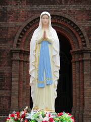 長崎県平戸市、田平天主堂の前に立つマリア像