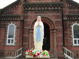 長崎県平戸市、田平天主堂の前に立つマリア像