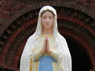 長崎県平戸市、田平天主堂の前に立つマリア像