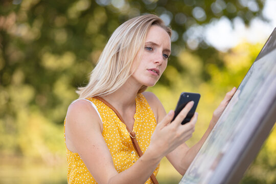 woman in the countryside susing martphone