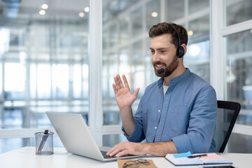 Obraz premium Man having video call in modern office