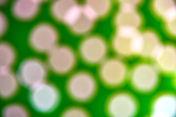 Fondo verde oscuro amarillo con luces de colores con efecto bokeh, ideal para diseño de navidad/fin de año/fiestas/celebración. Se puede usar como fondo.