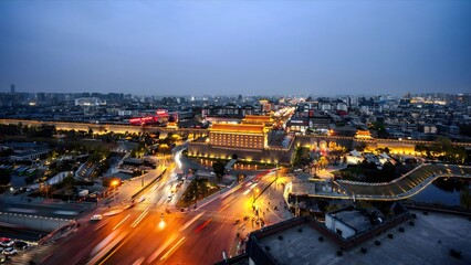 Obraz premium Xi'an Ancient City Wall Illuminated at Dusk with Traffic Trails, China Traditional Architecture