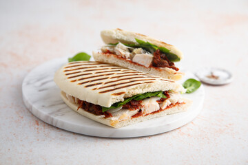 Grilled chicken sandwich with tomatoes and spinach