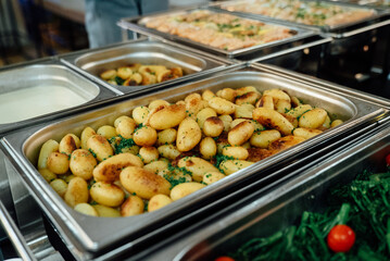 Mittagsbuffet in Kantine / Hotel