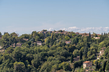 Obraz premium Village provençal perché au cœur des collines verdoyantes