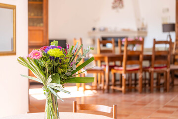 Bouquet de fleurs colorées dans une salle à manger lumineuse en Provence