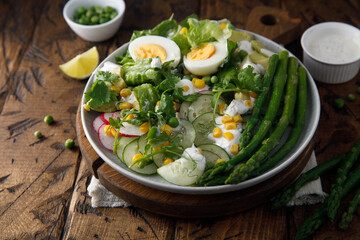 Spring salad with asparagus and egg	