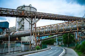 産業遺構のような風景と青空が広がる工場景観｜Factory Landscape Resembling...