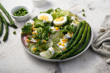 Spring salad with asparagus and egg	