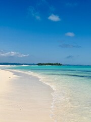 Fototapeta premium Turquoise waters of Nosy Iranja sandbank in Madagascar