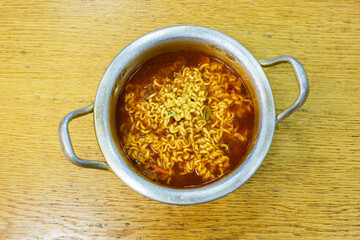 오래된 냄비로 끓인 추억의 라면 