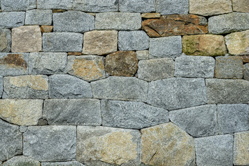 다양한 색의 돌로 만들어진 돌담 