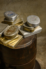 오래된 난로 위에 있는 옛날 도시락 