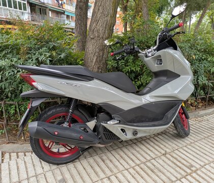 Vista lateral de moto scooter Honda PCX 125 estacionada en Madrid, Espa&ntilde;a, 30 de septiembre de 2025