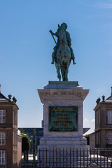Obraz premium Copenhagen, Denmark 07-20-2025 The Amalienborg Square in the center of Copenhagen which is being surrounded by the beautiful buildings of the Amalienborg Palace and in the centre the Equestrian statue