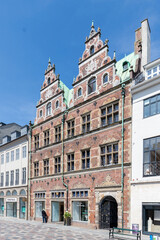 Obraz premium Copenhagen, Denmark 07-20-2025 Amagertorv is a central public square in Copenhagen, known for its medieval roots as a market square for farmers and historic buildings like the Royal Copenhagen store. 