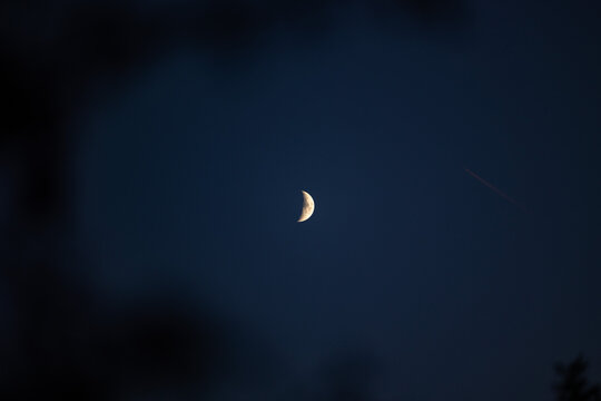 dettagli di quarto di luna nel cielo color blu scuro