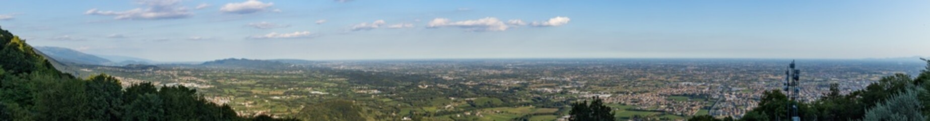vista panoramica ultra-ampia di una vasta area di pianura nella regione Veneto, nel nord Italia, di...