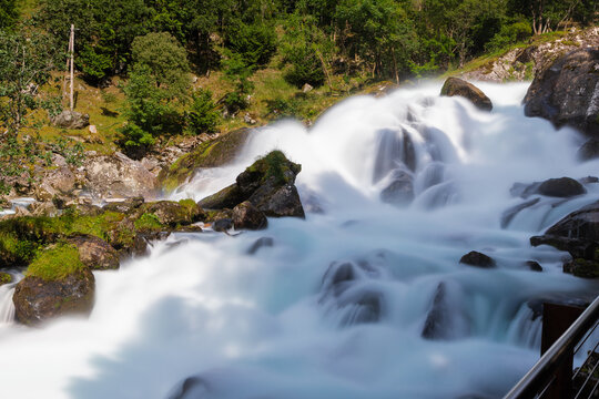 The Storfossen waterfall runs Geiranger center up to Norwegian Fjord Centre and has a drop down of 35 meters and combines wild nature, exciting views over the fjord and the power of water running down