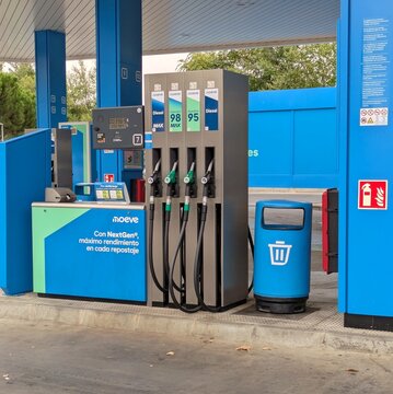 Surtidores de gasolina en estaci&oacute;n de servicio Moeve en Madrid, Espa&ntilde;a, 30 de septiembre de 2025