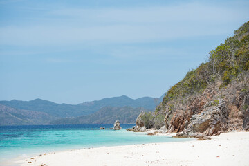 Fototapeta premium a breathtaking view of a secluded tropical pristine beach on a sunny day