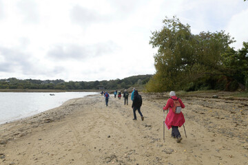 Randonneurs dans le Tr&eacute;gor en Bretagne