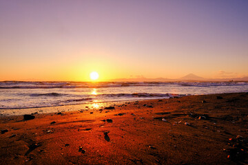 夕日と富士山を望む湘南の海岸｜旅行や観光に使える絶景素材