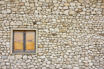 una sola finestra in muro costruito di pietre 