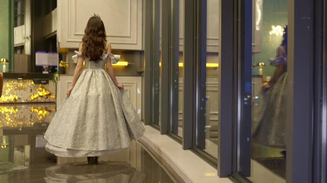A princess dressed in Lolita walks in front of the window of a luxurious hotel.