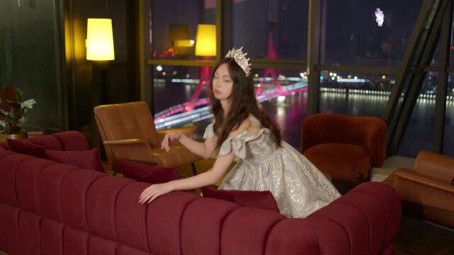 The princess wearing a Lolita dress is lying on the red hotel sofa.