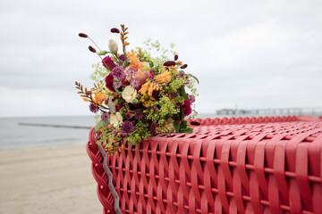 Bunter Brautstrau&szlig; in pinkem Korb &ndash; fr&ouml;hliches Hochzeitsdetail