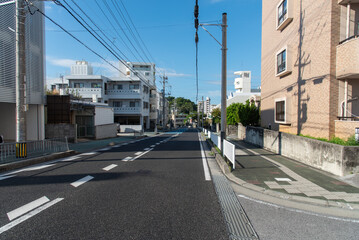 電線のある日本の街並みと道路