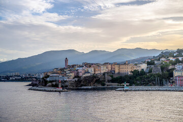 Fototapeta premium Le vieux port de Bastia avec la Citadelle vu depuis la mer, Corse, France