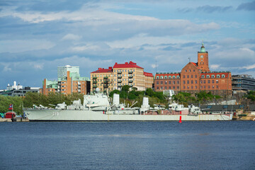 Obraz premium Gothenburg city skyline with HswMS Halland class destroyer Smaland and Navigation school on sunny day, Sweden