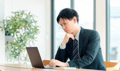 ノートパソコンを使う男性ビジネスマン